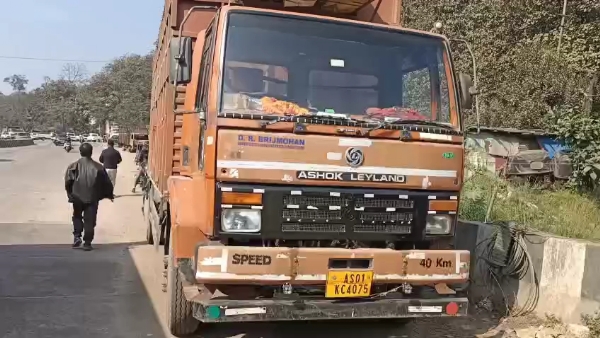 যোৰাবাটৰ ৬ নং ৰাষ্ট্ৰীয় ঘাইপথত ভয়ংকৰ পথ দুৰ্ঘটনা।