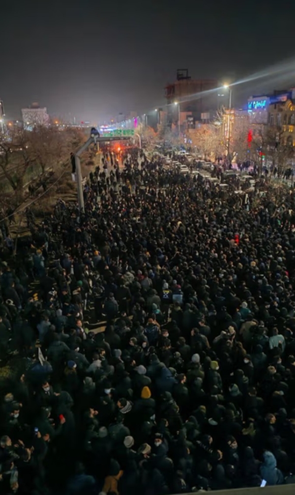 ईरान में गुरुवार को प्रदर्शन में बड़ी संख्या में लोगों ने हिस्सा लिया। फोटो - ईरान इंटरनेशनल