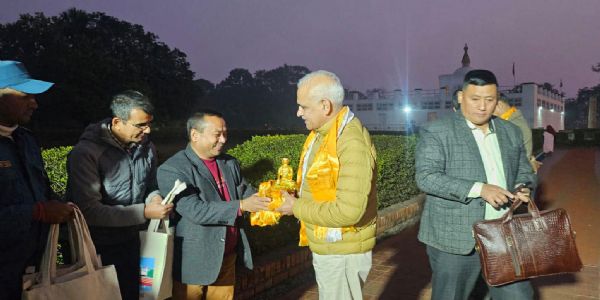 ভাৰতীয় সেনাৰ সামৰিক চোৰাংচোৱা বিভাগৰ সঞ্চালক প্ৰধান লেফটেনেণ্ট জেনেৰেল ৰমন, লুম্বিনী ভ্ৰমণ