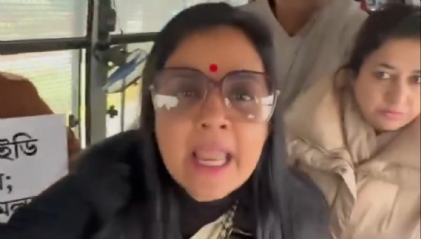 तृणमूल कांग्रेस को बस से ले जाते दौरान महुआ मोइत्रा