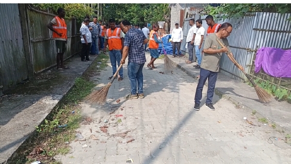 ফকিৰাগ্ৰাম পৌৰসভাৰ উদ্যোগত শ্ৰমদান অভিযান