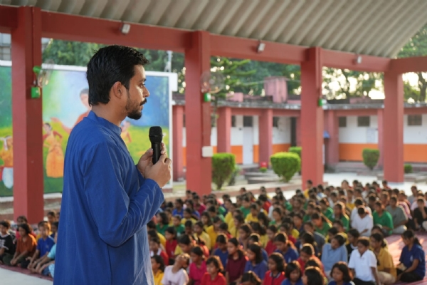 হিন্দীক কাৰ্যালয়ৰ পৰা সমাজ আৰু নতুন প্ৰজন্মলৈ লৈ যোৱাৰ উদ্যোগ