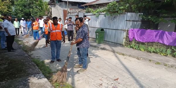 ফকিৰাগ্ৰাম পৌৰসভাৰ উদ্যোগত শ্ৰমদান অভিযান