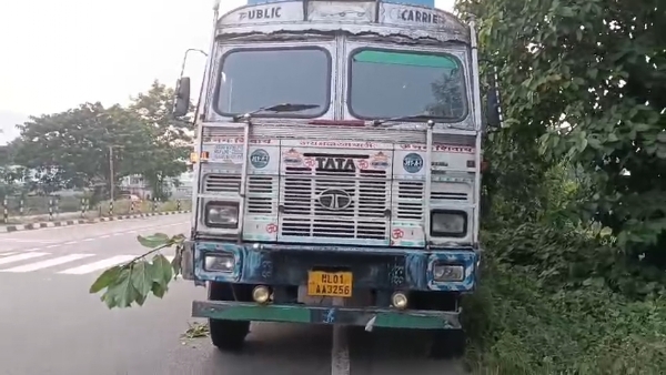 ডিমৰীয়াৰ টোপাতলীত পৰিত্যক্ত অৱস্থাত ৰখাই থোৱা ট্ৰাকত উদ্ধাৰ গো-ধন