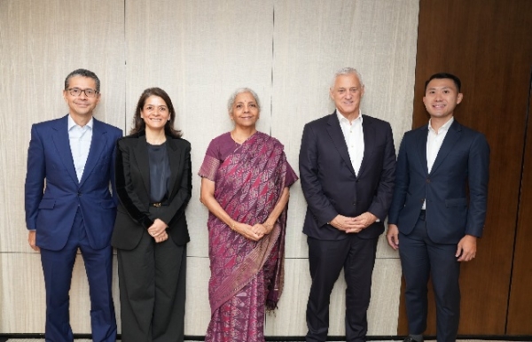 स्टैंडर्ड चार्टर्ड बैंक के समूह चीफ एग्जीक्यूटिव ऑॅफिसर बिल विंटर्स के साथ मुलाकात करते सीतारमण