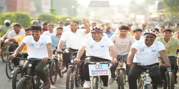বাৰাণসীত অনুষ্ঠিত ফিট ইণ্ডিয়া চাইকেল ৰেলীত ড্ৰাগছমুক্ত যুৱকৰ বাৰ্তা প্ৰেৰণ