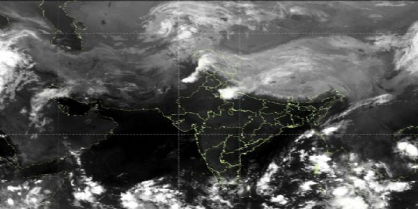 দিল্লীৰ বতৰৰ পৰিৱৰ্তন, পুৱা আৰম্ভ হয় ধুমুহা