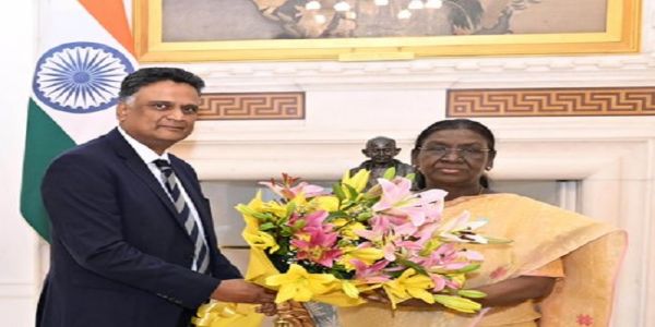 কেগৰ মহানিৰীক্ষক কে সঞ্জয় মূৰ্তিৰ ৰাষ্ট্ৰপতি দ্ৰৌপদী মুৰ্মুক সাক্ষাৎ