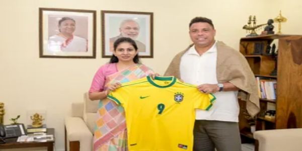ব্ৰাজিলৰ ফুটবল কিংবদন্তি ৰোনাল্ডো নাজাৰিয়াৰ সৈতে ৰক্ষা খাদছেৰ সাক্ষাৎ, ভাৰতীয় ক্ৰীড়া প্ৰতিভা বিকাশৰ গুৰুত্ব আৰোপ