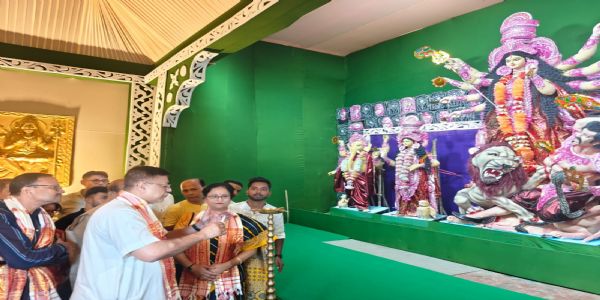 প্ৰাক্তন কেবিনেট মন্ত্ৰী সিদ্ধাৰ্থ ভট্টাচাৰ্যৰ দ্বাৰা ৰে’লৱে কালীবাৰী কলনীৰ ৭৫সংখ্যক দুৰ্গা পূজাৰ উদ্বোধন