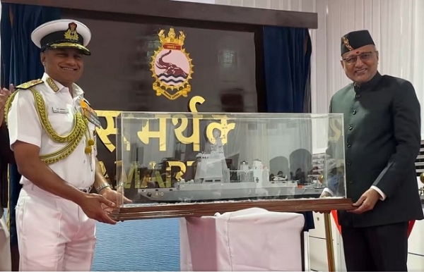 कारवार नौसैनिक अड्डे पर उपराष्ट्रपति सीपी राधाकृष्णन सम्मानित करते नौसेना प्रमुख