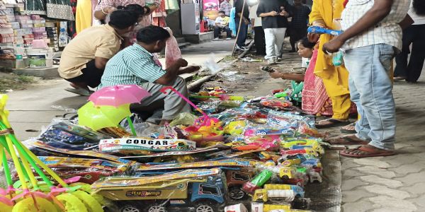 দুৰ্গা পূজাই ক্ষুদ্ৰ ব্যৱসায়ীসকলৰ মুখলৈ আনিছে হাঁহি, দোকানত বজাৰ কৰা লোকৰ ভিৰ