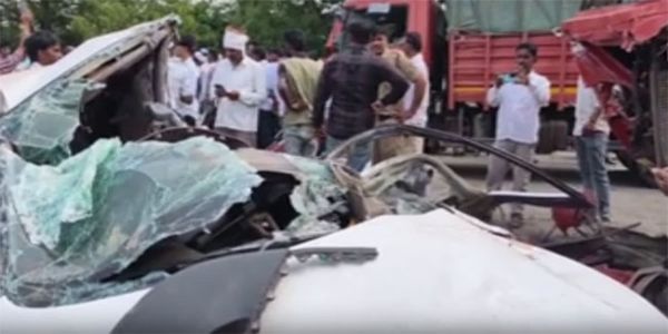 মহাৰাষ্ট্ৰৰ বিডত এছ টি বাছ আৰু গাড়ীৰ সংঘৰ্ষত ৫জন লোকৰ মৃত্যু, এজন আহত