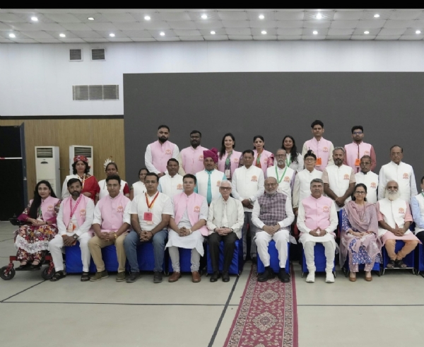 संत ईश्वर सम्मान समारोह में सम्मानित लोगों के साथ तस्वीर खिंचवाते सी पी राधाकृष्णन