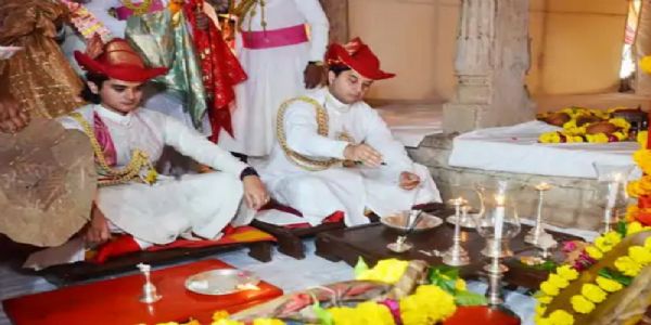 ৰাজকীয় সাজ-পোছাক পৰিধান কৰি জ্যোতিৰাদিত্য সিন্ধিয়াৰ পুত্ৰ মহাআৰ্যমনৰ সৈতে গোৰখী দেওঘৰ মন্দিৰত শস্ত্ৰ পূজা