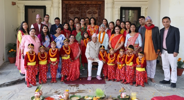नेपाल के राष्ट्रपति द्वारा कन्या पूजा किया गया