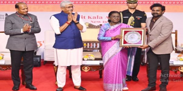 ৰাষ্ট্ৰপতি মুৰ্মুৰ ললিত কলা একাডেমী বঁটা প্ৰদান, কয় –যুৱ শিল্পীসকলক তেওঁলোকৰ প্ৰতিভাক উন্নত কৰাৰ বাবে যথেষ্ট সুযোগ দিয়া উচিত