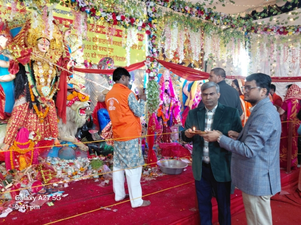 नेपाल के दुर्गापूजा पंडाल में पूजा करते बांग्लादेश के राजदूत