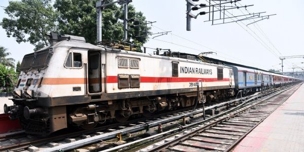 উত্তৰ-পূব সীমান্ত ৰে’লৱেৰ ১২টাতকৈও অধিক ৰে’ল সেৱা বৈদ্যুতিক ট্ৰেকচনলৈ ৰূপান্তৰেৰে সেউজ ৰে’ল পৰিচালনাৰ দিশত অগ্ৰগতি