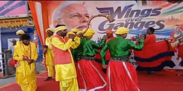 বাৰাণসীত উপস্থিত প্ৰধানমন্ত্ৰী নৰেন্দ্ৰ মোডী, বিমানবন্দৰত ভৱ্য় আদৰণি