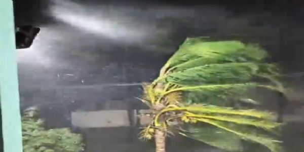 অন্ধ্ৰ প্ৰদেশৰ উপকূলত ঘূৰ্ণীবতাহৰ আঘাত, ধাৰাসাৰ বৰষুণ আৰু প্ৰচণ্ড বতাহৰ সৈতে বিধ্বংসী ৰূপ ধাৰণ