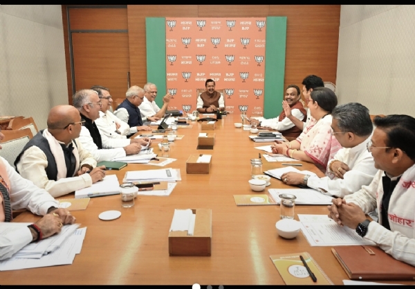 भाजपा मुख्यालय में राष्ट्रीय महामंत्रियों के साथ बैठक में भाजपा अध्यक्ष नितिन नवीन ।