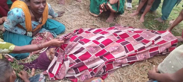 मृतक के पास रोते बिलखते परिजन मृतक के पास रोते बिलखते परिजन