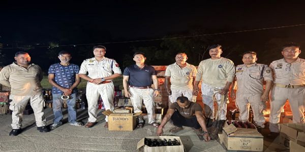 অসমৰ কাছাৰ জিলাত তেল টেংকাৰৰ পৰা জব্দ ৫৪৯৫ লিটাৰৰো অধিক সুৰা, আটক চালক
