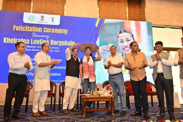এছিয়ান গেমছৰ স্বৰ্ণপদক বিজয়ী লাভলীনাক ক্ৰীড়ামন্ত্ৰী বিশ্বজিৎ দৈমাৰীৰ সম্বৰ্ধনা