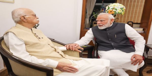 মোদীৰ আদৱানীক তেওঁৰ বাসগৃহত সাক্ষাৎ কৰি তেওঁৰ আশীৰ্বাদ গ্ৰহণ