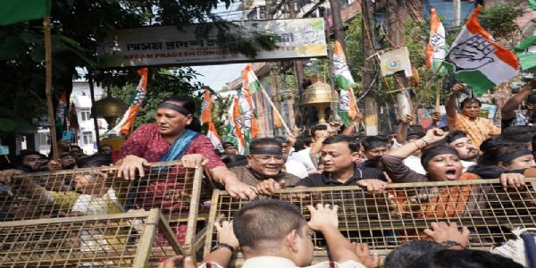 ৰাজ্যজুৰি কংগ্ৰেছৰ প্ৰতিবাদ: গুৱাহাটীত আৰক্ষীৰ প্ৰহাৰত ৰিপুন বৰা আহত, শতাধিক কংগ্ৰেছ নেতা-কৰ্মী আটক