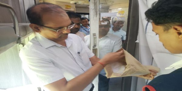 ডিআৰএম দেৱেন্দ্ৰ সিঙৰ চিকিম মহানন্দা এক্সপ্ৰেছ পৰিদৰ্শন, যাত্ৰীৰ সুবিধা আৰু পৰিষ্কাৰ-পৰিচ্ছন্নতাৰ পৰ্যবেক্ষণ
