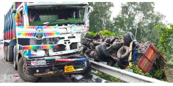 ৰায়গঞ্জত ট্ৰাক আৰু পিকআপ ভ্যানৰ মাজত মুখামুখি সংঘৰ্ষত ৫জন লোকৰ মৃত্যু