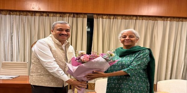 ছিংগাপুৰত উপস্থিত বিত্তমন্ত্ৰী, বিশ্ব বিনিয়োগকাৰীক সম্বোধন কৰাৰ লগতে গুৰুত্বপূৰ্ণ বৈঠকত অংশগ্ৰহণ
