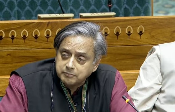 लोकसभा में बोलते शशि थरूर