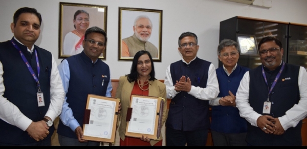 समझौते पर हस्ताक्षर करती डाक विभाग की ओर से मनीषा बंसल बादल और एनएसई की ओर से श्रीराम कृष्णन