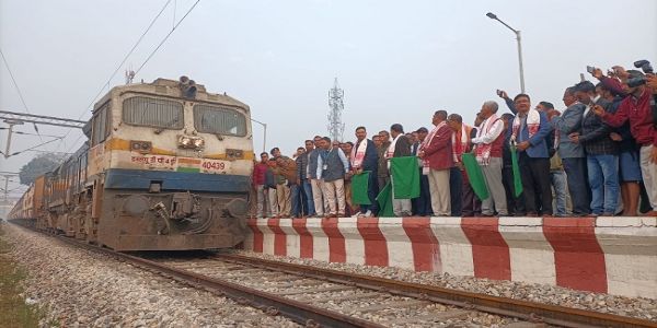 অসম আৰু উত্তৰ বঙ্গৰ জনসাধাৰণৰ দ্বাৰা অতিৰিক্ত ৰেল ষ্টপেজসমূহক উৎসাহ-উদ্দীপনা আৰু কৃতজ্ঞতাৰে আদৰণি