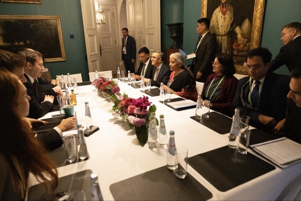 म्यूनिख में वरिष्‍ठ जर्मन नेताओं और उद्योगपति से मुलाकात करते वित्‍त मंत्री सीतारमण