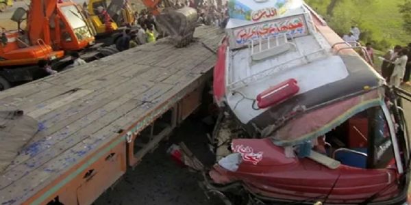 পাকিস্তানত পথ দুৰ্ঘটনাত কমেও ১১ জন লোকৰ মৃত্যু