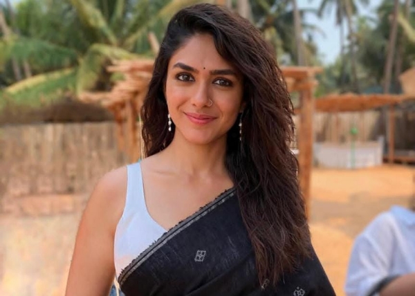 मृणाल ठाकुर - फोटो सोर्स एक्स