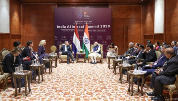 प्रधानमंत्री नरेन्द्र मोदी नई दिल्ली में इंडिया एआई इम्पैक्ट समिट 2026 के दौरान नीदरलैंड्स के प्रधानमंत्री डिक स्कोफ से मुलाकात करते हुए।