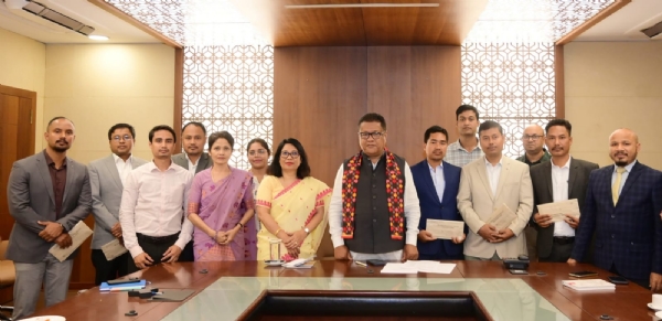 শিক্ষামন্ত্ৰী ডাঃ ৰণোজ পেগুৰ দ্বাৰা সাতগৰাকীকৈ অসম শিক্ষা সেৱাৰ বিষয়াক নিযুক্তিপত্ৰ প্ৰদান