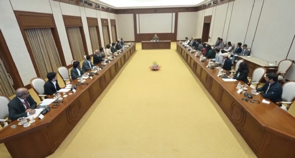 नई दिल्ली में इंडिया एआई इम्पैक्ट समिट 2026 के दौरान एआई और गहन तकनीक स्टार्टअप्स के मुख्य कार्यकारी अधिकारियों से बातचीत करते हुए प्रधानमंत्री नरेन्द्र मोदी।