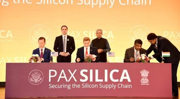 नई दिल्ली में इंडिया एआई इम्पैक्ट समिट 2026 के दौरान भारत ने पैक्स सिलिका गठबंधन में शामिल होने के समझौते पर हस्ताक्षर किए। समारोह में केंद्रीय मंत्री अश्विनी वैष्णव और अमेरिकी राजदूत सर्जियो गोर मौजूद रहे। नई दिल्ली में इंडिया एआई इम्पैक्ट समिट 2026 के दौरान भारत ने पैक्स सिलिका गठबंधन में शामिल होने के समझौते पर हस्ताक्षर किए। समारोह में केंद्रीय मंत्री अश्विनी वैष्णव और अमेरिकी राजदूत सर्जियो गोर मौजूद रहे।