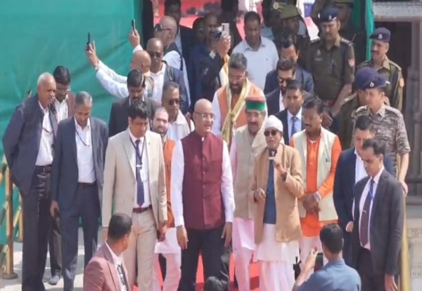 गुयाना के उपराष्ट्रपति डॉ.भरत जगदेव श्रीराम जन्मभूमि मंदिर का अवलोकन करते हुए गुयाना के उपराष्ट्रपति डॉ.भरत जगदेव श्रीराम जन्मभूमि मंदिर का अवलोकन करते हुए