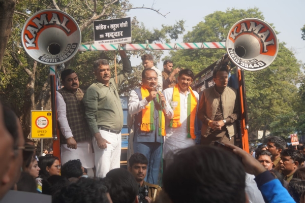 दिल्ली भाजपा प्रदेश अध्यक्ष वीरेंद्र सचदेवा सांसद मनोज तिवारी प्रदर्शन कर रहें कार्यकर्ताओं को संबोधित करते हुए। दिल्ली भाजपा प्रदेश अध्यक्ष वीरेंद्र सचदेवा सांसद मनोज तिवारी प्रदर्शन कर रहें कार्यकर्ताओं को संबोधित करते हुए।