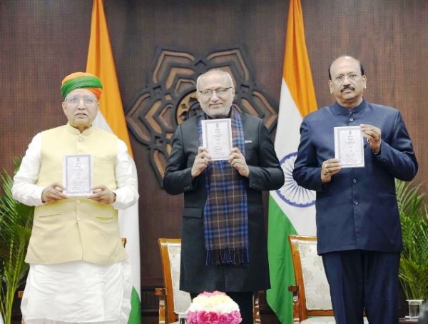 उपराष्ट्रपति सी. पी. राधाकृष्णन शनिवार को भारतीय संविधान के अद्यतन तमिल और गुजराती संस्करणों का विमोचन करते हुए
