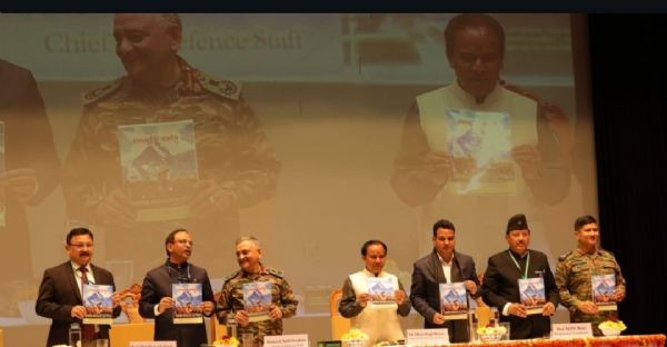 सीडीएस अनिल चौहान सहित अन्य अतिथि पुस्तक लोकार्पण करते हुए।