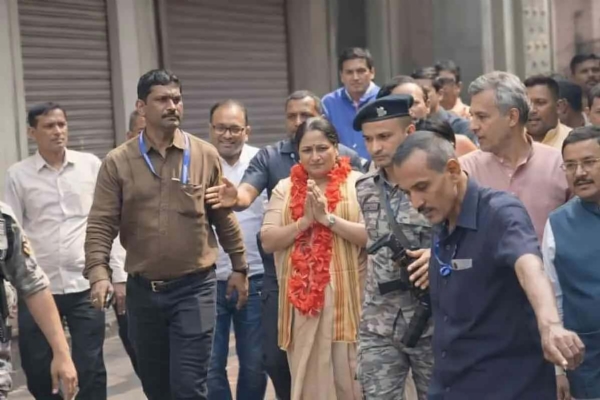 कालीघाट में दिल्ली की मुख्यमंत्री रेखा गुप्ता