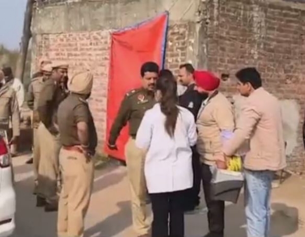 भारत पाक सीमा से सटे गांव आदिया में पुलिस कर्मियाें की माैत की जांच करती पुलिस